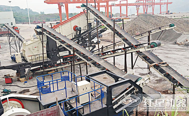 紅星車(chē)載輪胎式移動(dòng)破碎站生產(chǎn)現(xiàn)場(chǎng)