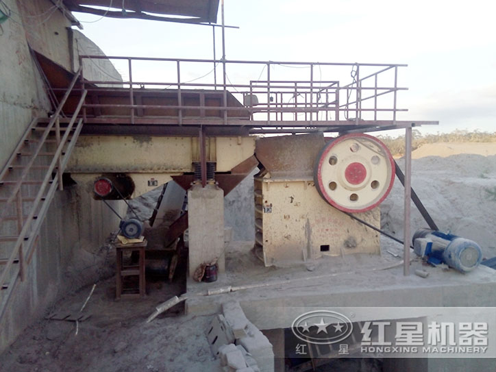 紅星顎式破碎機(jī)碎石現(xiàn)場(chǎng)