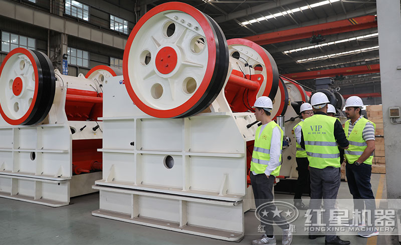 用戶來(lái)紅星廠區(qū)參觀顎式破碎機(jī)