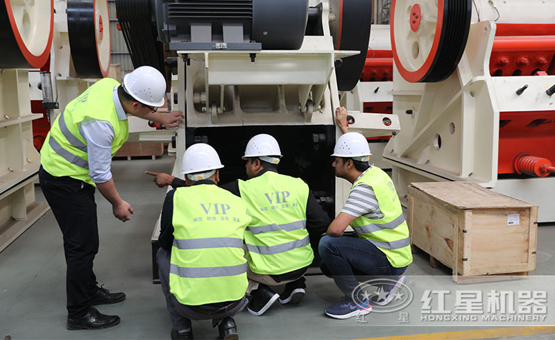 紅星工作人員正帶領(lǐng)用戶詳細(xì)了解顎式破碎機(jī)
