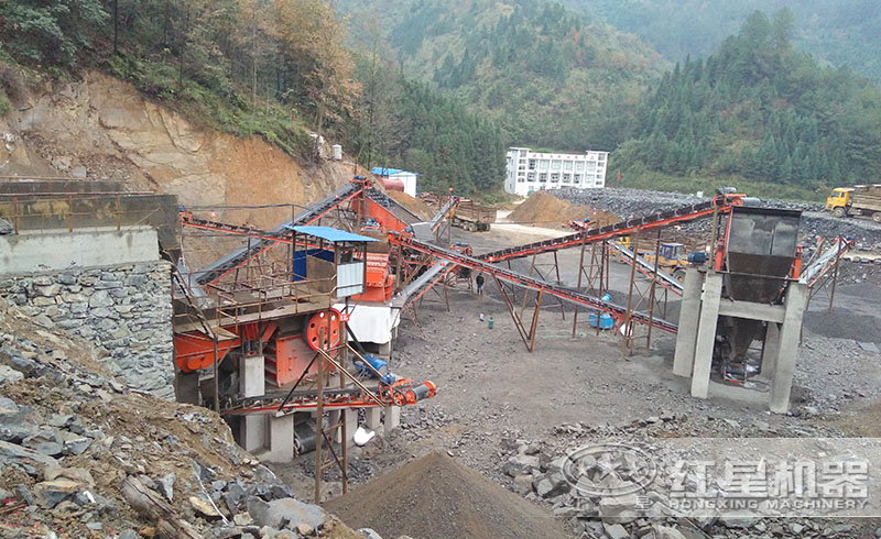 時(shí)產(chǎn)200噸的三門(mén)峽碎石生產(chǎn)線現(xiàn)場(chǎng)