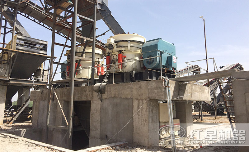 液壓圓錐破碎機(jī)碎石現(xiàn)場(chǎng)