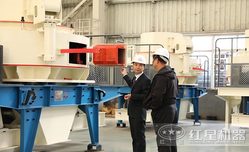 用戶來紅星廠區(qū)參觀了解石灰石粉砂機