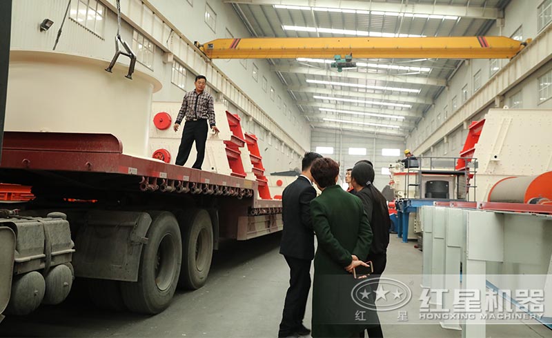 安徽用戶在紅星購置了全套石灰石粉砂生產(chǎn)設(shè)備，正火速裝車中
