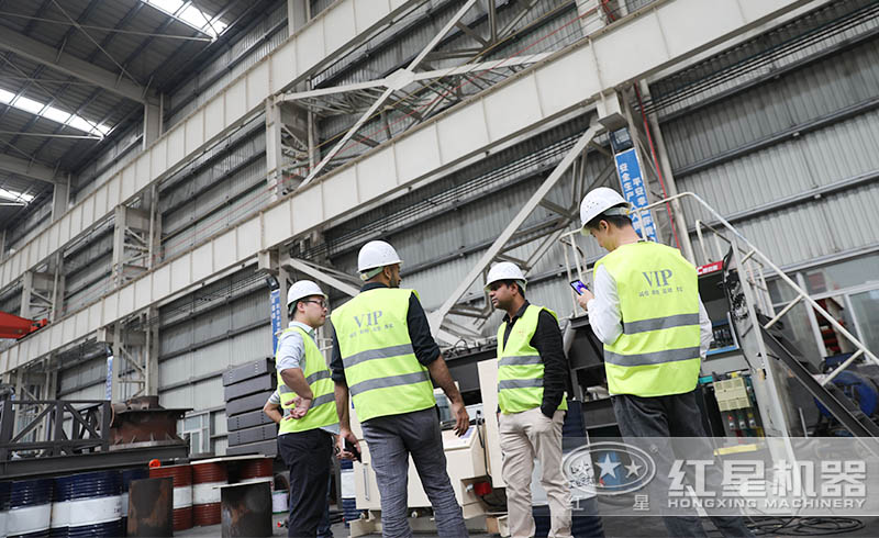 印度用戶來(lái)廠參觀購(gòu)置圓錐式破碎機(jī)