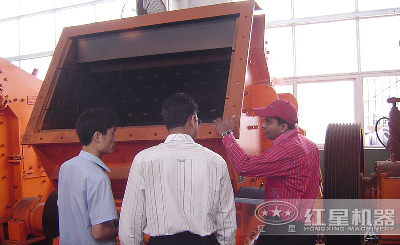 用戶來紅星廠區(qū)參觀購置反擊式破碎機