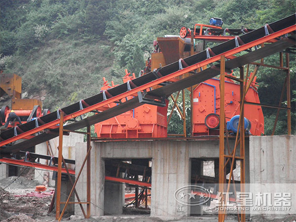 紅星反擊式破碎機(jī)碎石現(xiàn)場(chǎng)