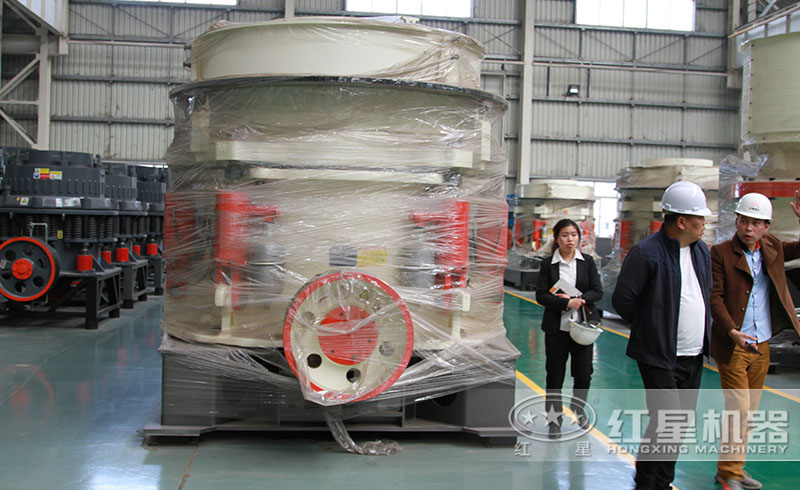 用戶來紅星廠區(qū)參觀購置圓錐式破碎機(jī)