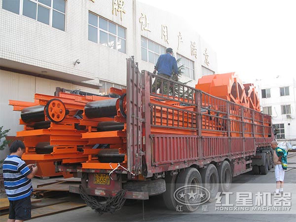 紅星膠帶輸送機(jī)正火速發(fā)貨中