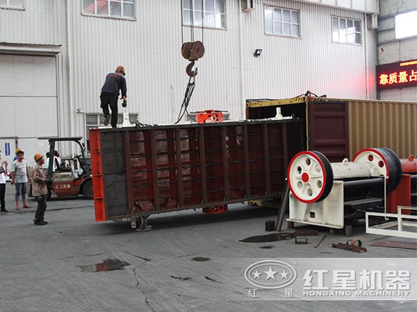 紅星顎式破碎機正火速裝車發(fā)貨中