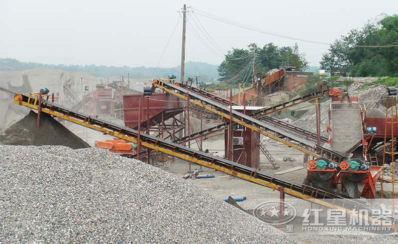 紅星用戶細(xì)破石頭生產(chǎn)線現(xiàn)場（對輥式破碎機(jī)現(xiàn)場）