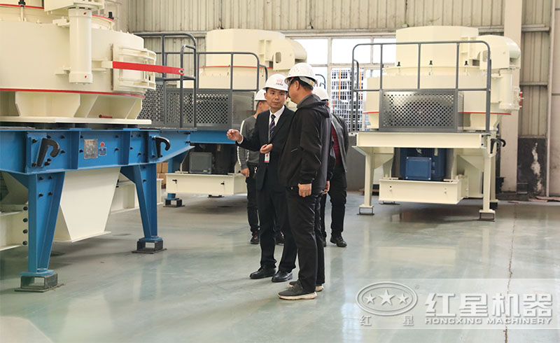 用戶來紅星廠區(qū)參觀購置細(xì)破石頭破碎機(jī)