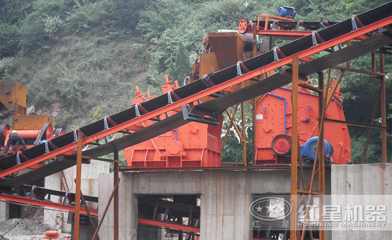 紅星用戶反擊式破碎機現(xiàn)場
