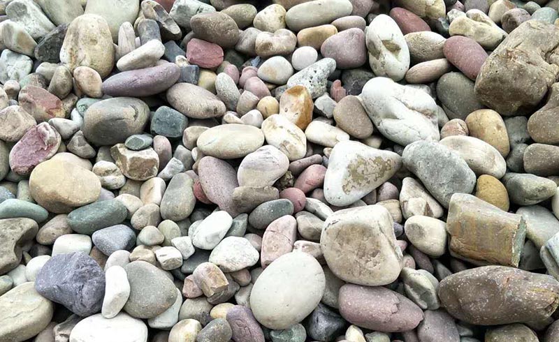 鵝卵石原料豐富，布局廣泛，是高品質(zhì)機(jī)制沙的重要原料
