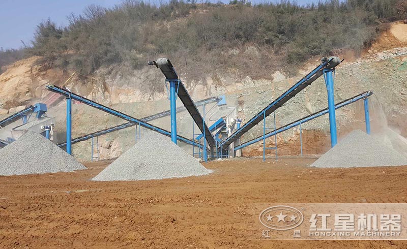 鵝卵石粉碎后的砂石規(guī)格多樣，品質(zhì)高，銷路廣