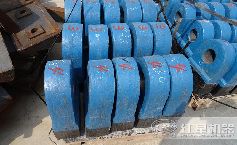 紅星錘式破碎機(jī)重要部件錘頭，高耐磨材質(zhì)鑄造而成，更經(jīng)久耐用