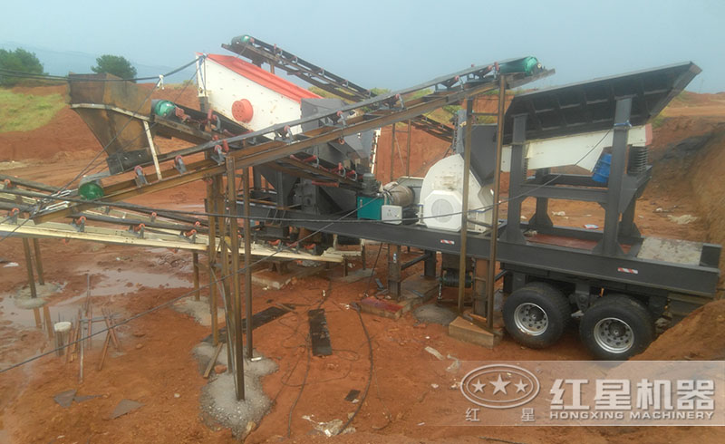 紅星用戶時產200噸的移動錘式磕石機碎石現場