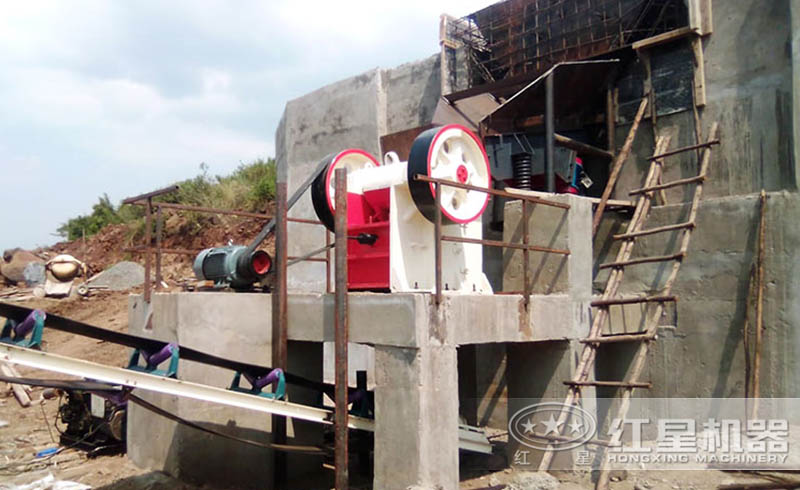 顎式破碎機(jī)碎石現(xiàn)場