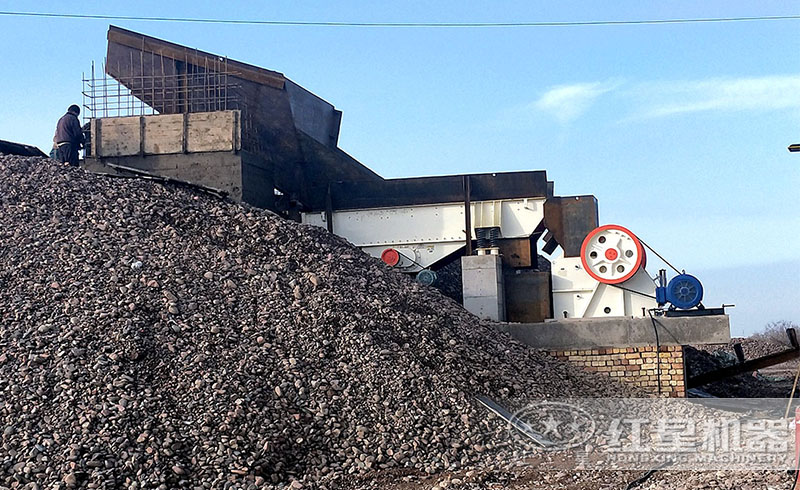 顎式破碎機(jī)粗碎石子現(xiàn)場