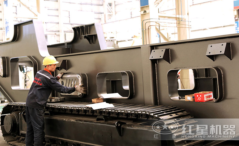 50-650噸/小時(shí)的履帶式流動(dòng)石頭破碎機(jī)，液壓驅(qū)動(dòng)，智能化程度更高