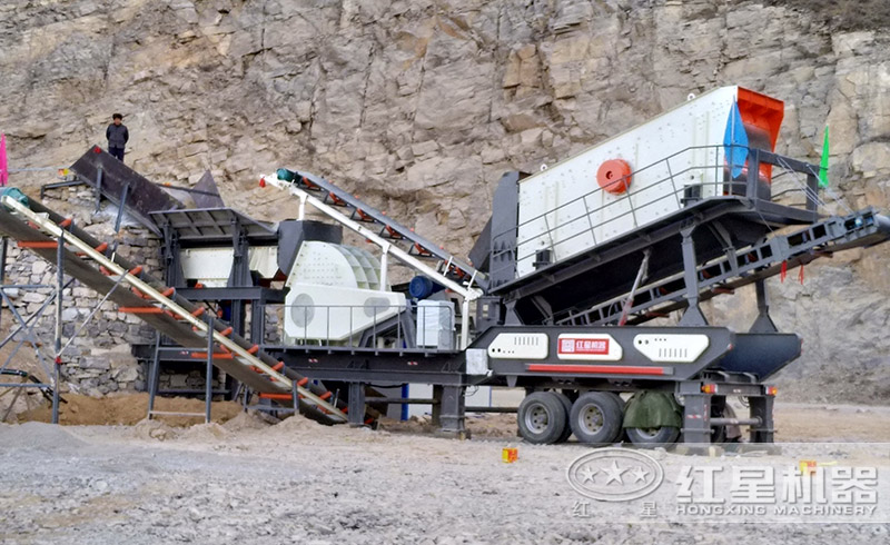 山西時(shí)產(chǎn)50噸的流動(dòng)式煤炭破碎現(xiàn)場(chǎng)，流動(dòng)式錘破機(jī)大顯身手