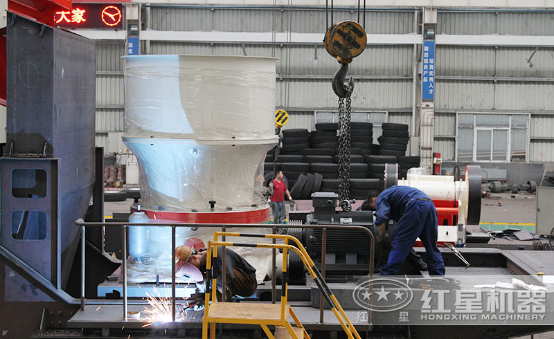 流動(dòng)式石頭破碎機(jī)鑄造車間