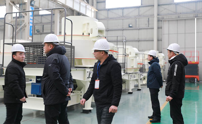 用戶來紅星廠區(qū)參觀購置大理石廢料制砂設備