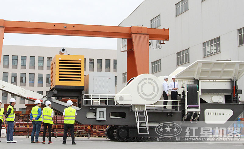 湖南用戶來紅星廠區(qū)參觀購置巖石破碎機