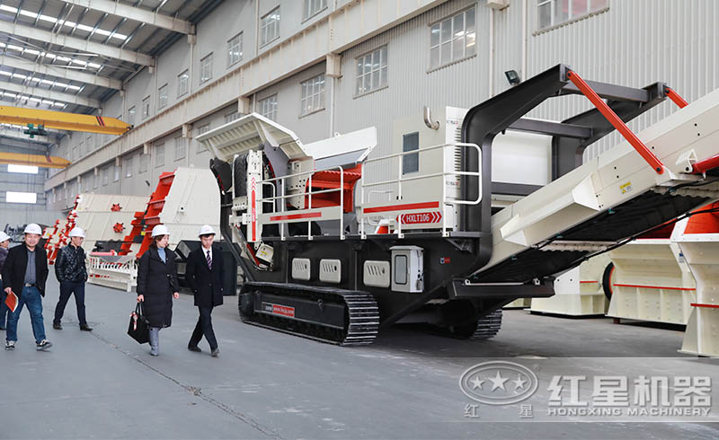 用戶來紅星廠區(qū)參觀購置移動式建筑垃圾破碎機