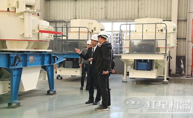用戶不遠千里來紅星廠區(qū)參觀力購置制砂設(shè)備