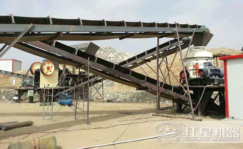 紅星用戶時產(chǎn)100-150噸的石料破碎現(xiàn)場