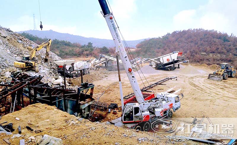 履帶式移動(dòng)破碎石現(xiàn)場(chǎng)，多臺(tái)設(shè)備聯(lián)合運(yùn)轉(zhuǎn)，功能強(qiáng)大