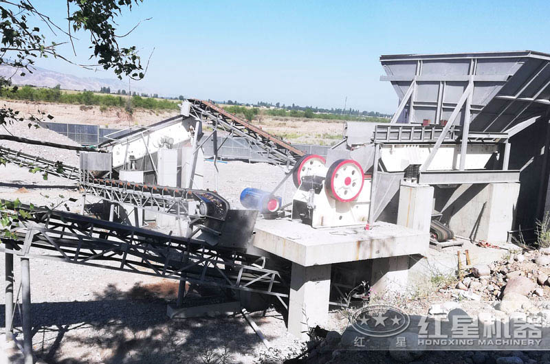 石灰石碎沙生產(chǎn)線粗碎現(xiàn)場(chǎng)