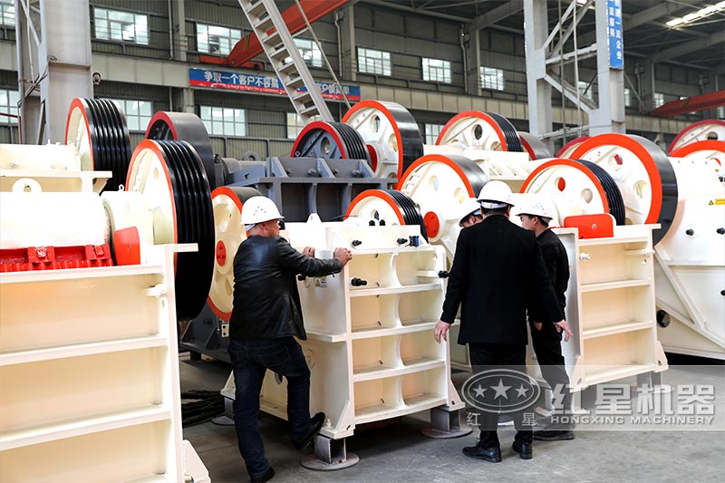 用戶參觀考察紅星機(jī)器小型細(xì)鄂破機(jī)