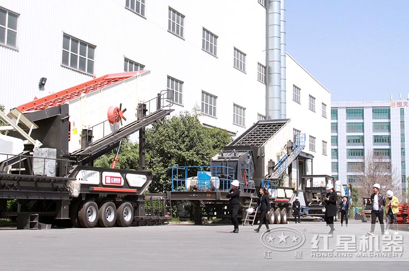 客戶來廠區(qū)參觀考察移動破碎站