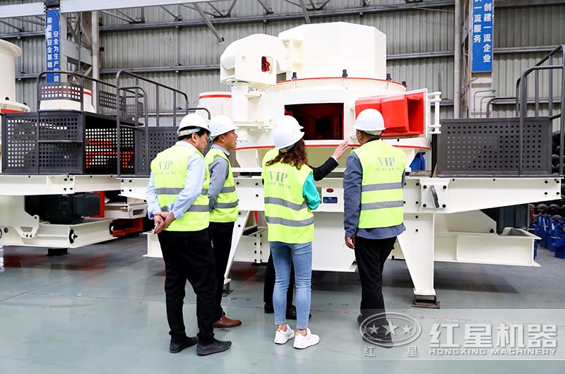 客戶前來參觀考察沖擊式破碎機(jī)