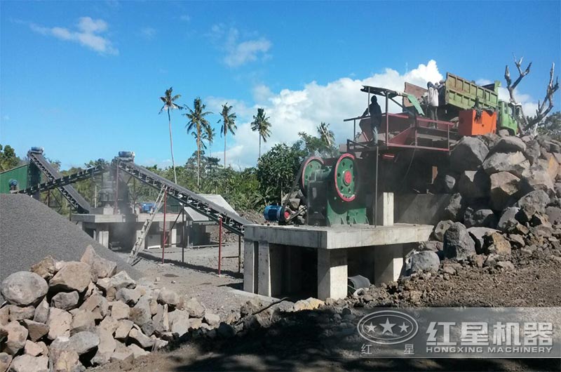 時(shí)產(chǎn)量再300噸左右的固定式石頭廠