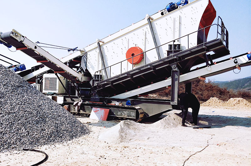 履帶式移動(dòng)專用制砂生產(chǎn)現(xiàn)場(chǎng)