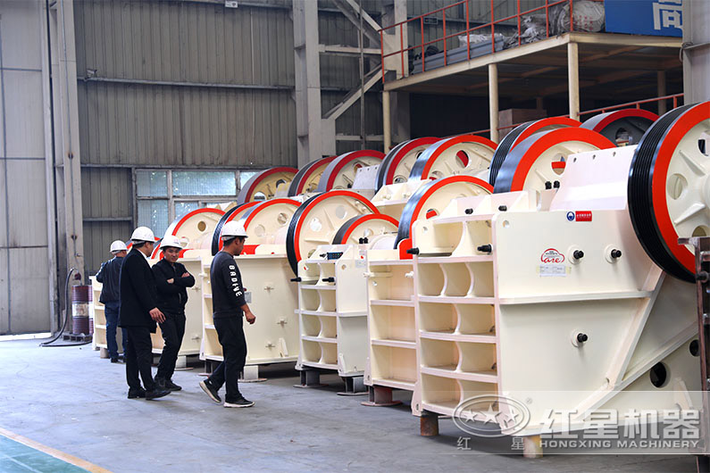 紅星顎式破碎機(jī)用戶參觀現(xiàn)場