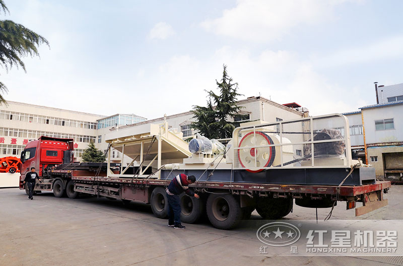 紅星對(duì)輥式破碎機(jī)發(fā)貨現(xiàn)場