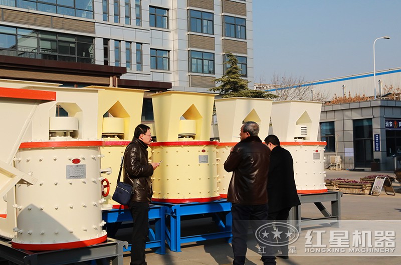 紅星復(fù)合式破碎機(jī)，用戶(hù)參觀現(xiàn)場(chǎng)
