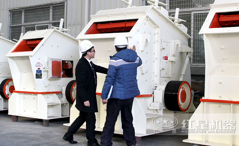 大型反擊式石頭破碎機(jī)，用戶參觀現(xiàn)場(chǎng)