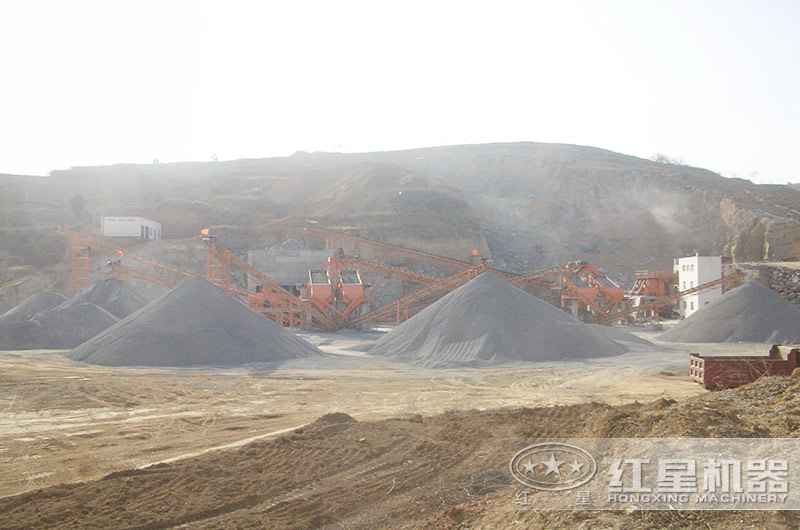 新型石料破碎生產(chǎn)線現(xiàn)場實(shí)拍