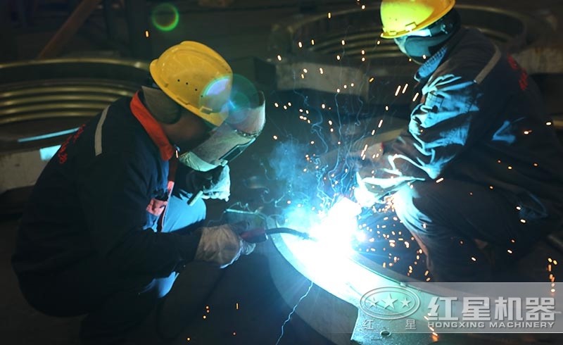 認(rèn)真工作中的紅星技術(shù)人員