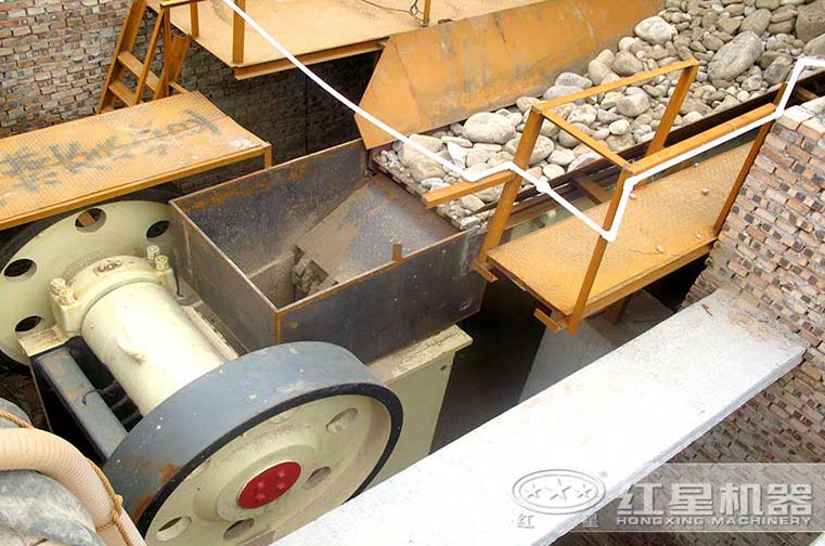 69顎式破碎機進料生產現(xiàn)場