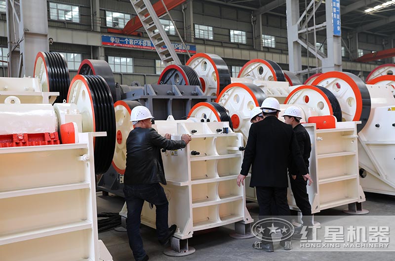 紅星機器用戶參觀設(shè)備現(xiàn)場
