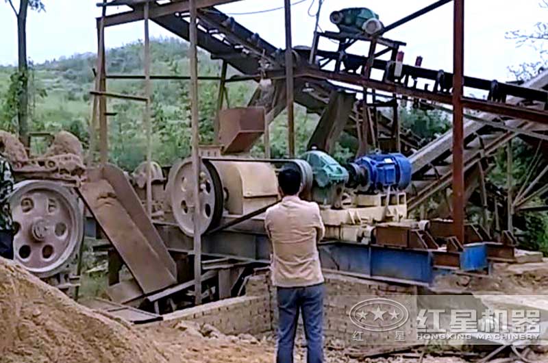 對輥破碎機現(xiàn)場