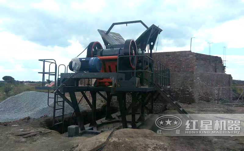 小型石子破碎機(jī)現(xiàn)場