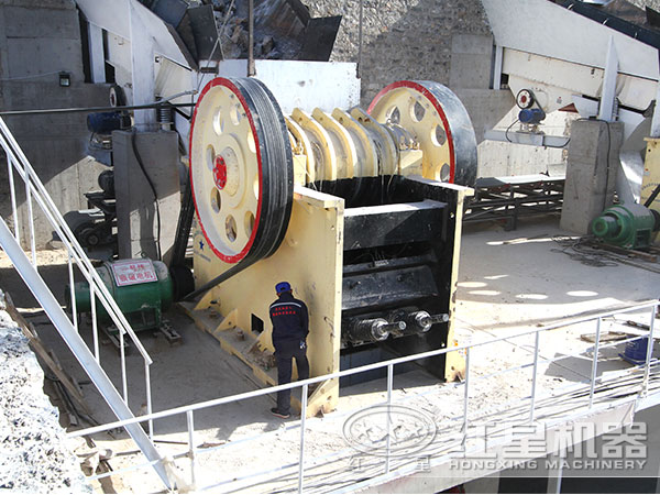 顎式破碎機(jī)生產(chǎn)現(xiàn)場(chǎng)