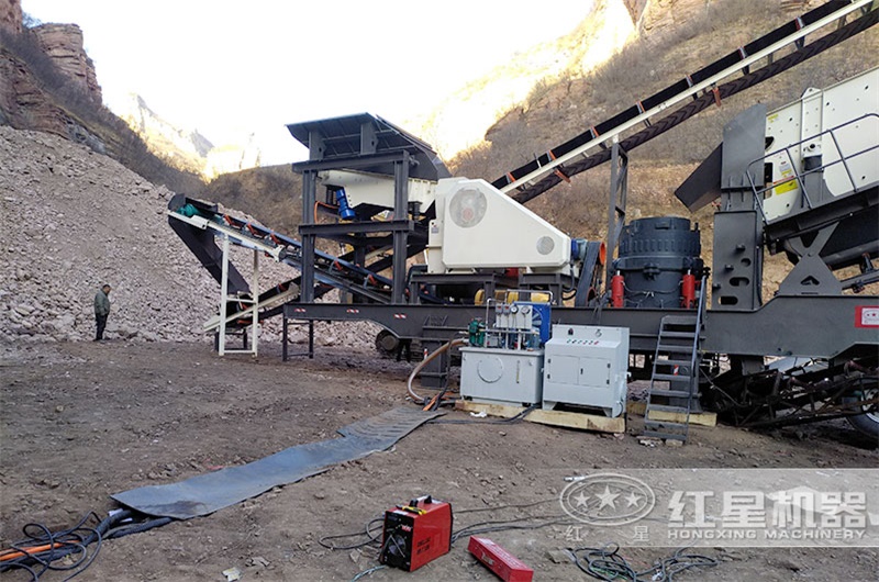 輪胎式移動圓錐破碎機生產(chǎn)現(xiàn)場